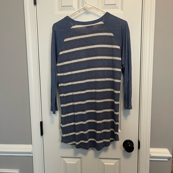 LuLaRoe “Randy” 3/4 sleeve T shirt blue with tan and brown stripes. Size Medium - Picture 4 of 4